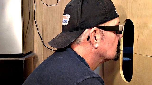 чёрный парень суёт толстый член в дырку