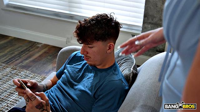 Удивительно, как быстро у Джессики зарядился вибратор, когда сыну стало интересно, что доносится из спальни.