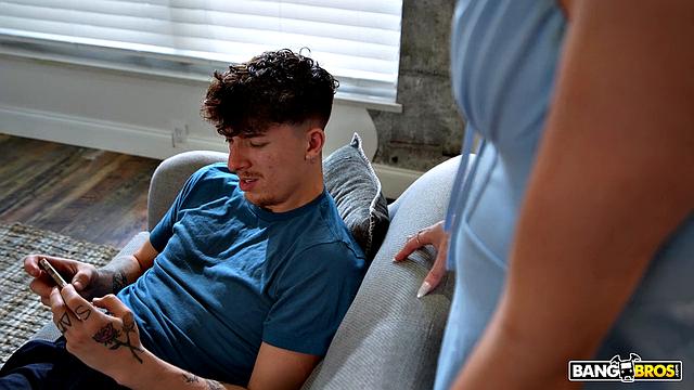 Удивительно, как быстро у Джессики зарядился вибратор, когда сыну стало интересно, что доносится из спальни.