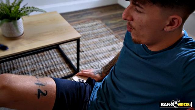 Удивительно, как быстро у Джессики зарядился вибратор, когда сыну стало интересно, что доносится из спальни.