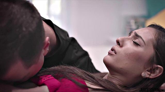 взрослая падчерица отдается отчиму впервые