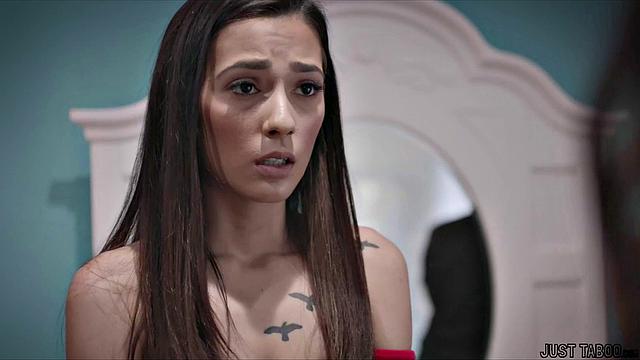 взрослая падчерица отдается отчиму впервые