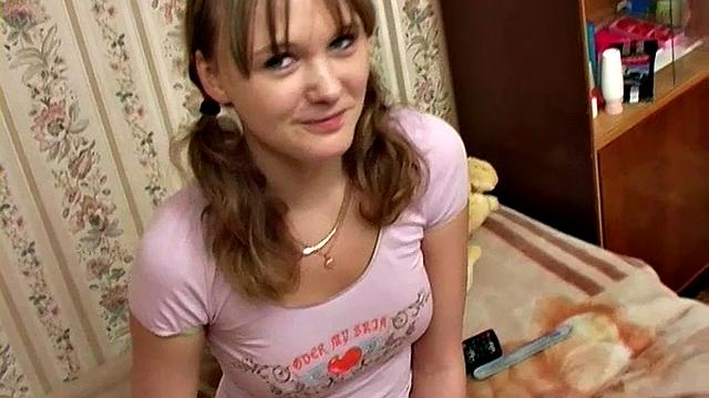 алена жадно сосёт и ловит мощный заряд в рот