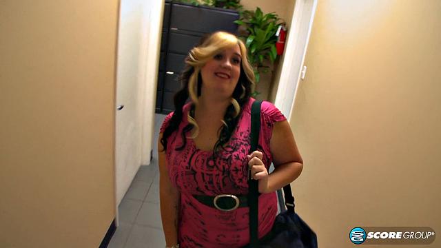 пышная блондинка из секс-шопа снимается для xl girls