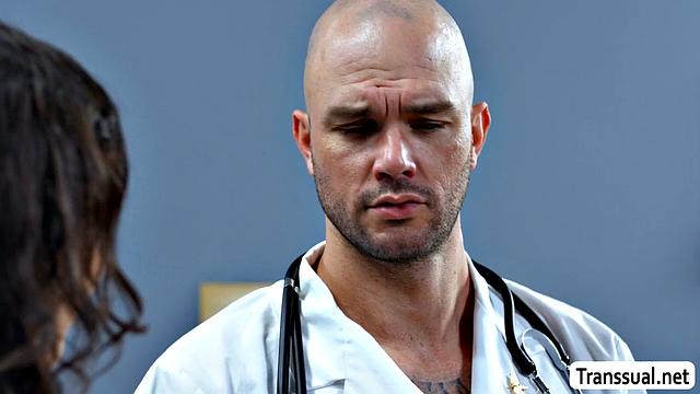 Сексуальная транс-девка страстно сосёт врачу, потом жёстко получает в анал в кабинете врача от Andylynn Payne и Cliff Jensen.