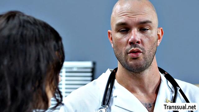 Сексуальная транс-девка страстно сосёт врачу, потом жёстко получает в анал в кабинете врача от Andylynn Payne и Cliff Jensen.