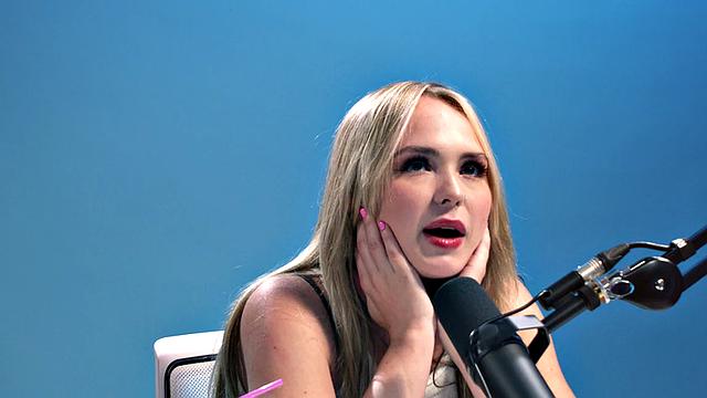 страстная блондинка не сдерживает себя с двумя игрушками