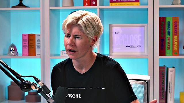 страстная блондинка не сдерживает себя с двумя игрушками