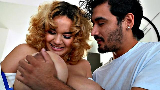 crystal chase страстно скачет и с жадностью берет хуй на диване