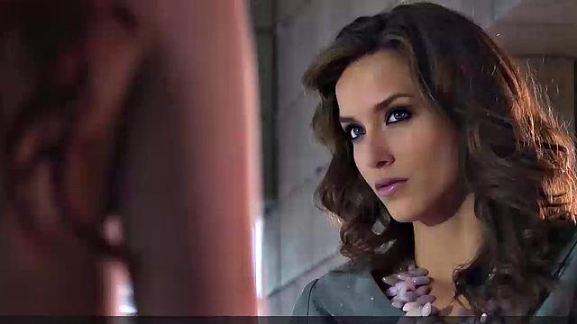 Малена Морган скидывает костюм и шутит про корпоративные развлечения