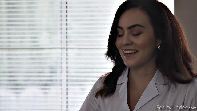 шальная медсестра в стрингах получает крепкий трах