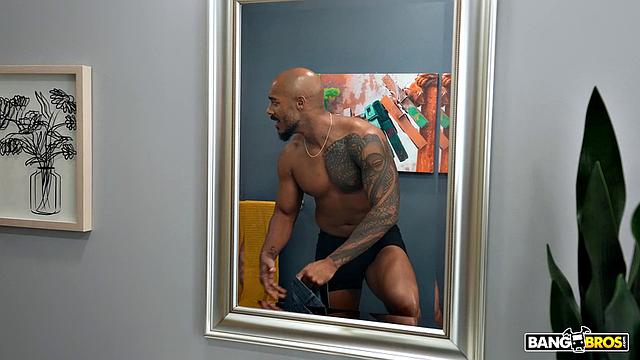 шикарная брюнетка с огромными сиськами получает мощный конч в душе