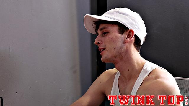 tyler tanner сосет и принимает в жопу без гондона, получает анальный лиз