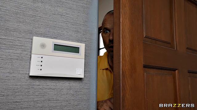 Беременная Казуми не может устоять: горячий секс с мужем и медсестрой превращается в страстное трио!