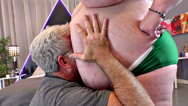 SSBBW Ashley Garland Puts on Solo Show