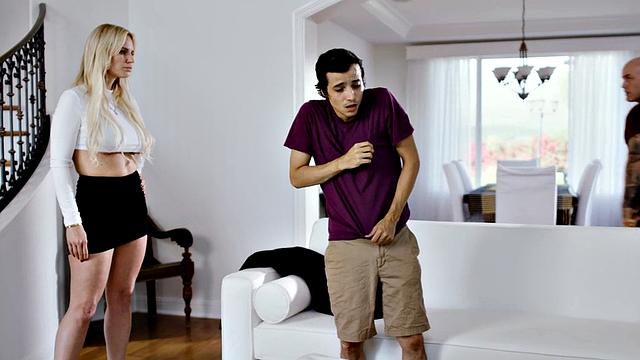 жаркая блондинка разрывает мокрую киску в футболке и юбке