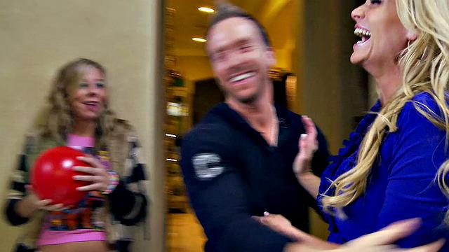 Честити Линн скачет на члене и ловит густой кончей