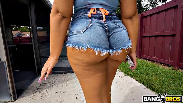 Callie Brooks с огромной жопой трахается с James Angel и получает сперму на лицо.