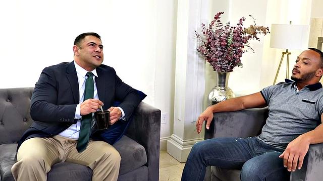 чёрный мачо вылизывает и трахает белого пассива