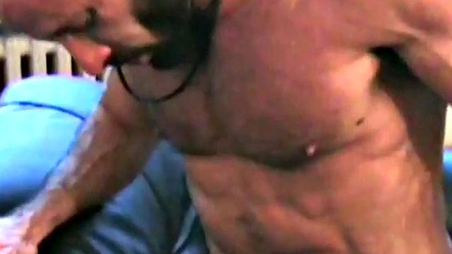 Muscled German barebacks stud in amateur scene