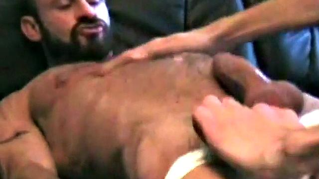 Muscled German barebacks stud in amateur scene