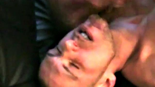 Muscled German barebacks stud in amateur scene