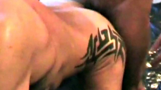 Muscled German barebacks stud in amateur scene