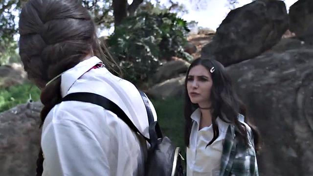 Обе подруги заводятся, когда одна ласкает пальцами