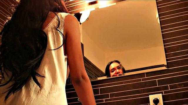 брюнетка устроила шоу у зеркала - всё мокро и гладко