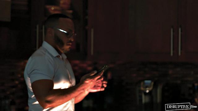 домохранитель пришёл за домом, остался ради накачанного мужа