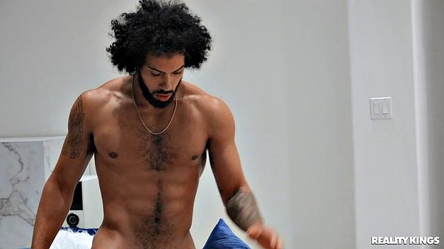 Белла Ролланд заводит шофёра своими откровенными играми в лимузине перед сексом с клиентом Джеймсом Энджелом.