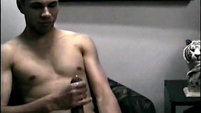 Дино сосёт член взрослому парню на камеру для геев.