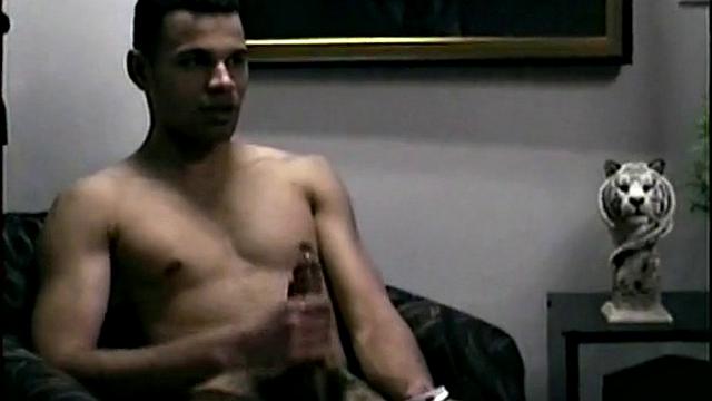 Дино сосёт член взрослому парню на камеру для геев.