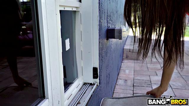 Поймал подругу в собачьей дверце и оттрахал как надо, пока никто не видел.