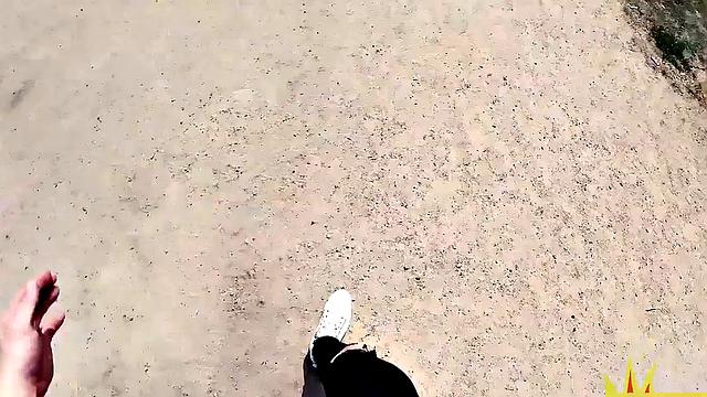 татуированная милфа трахается на улице под скрытой камерой