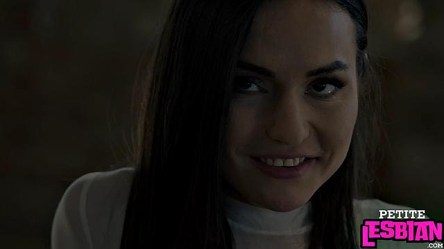 Cute 21yo lesbos fingering in 3some