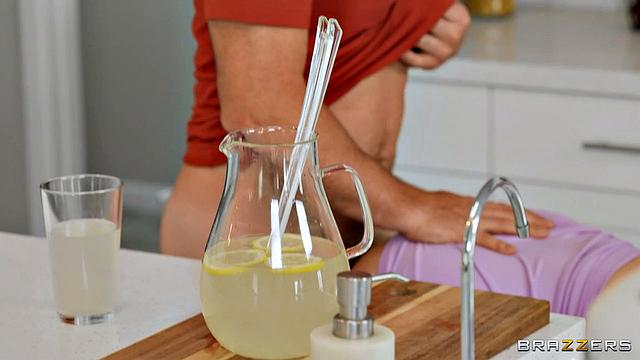 Райли Рейн охлаждает киску льдом, а друг парня ловит момент для горячего секса на кухне с отсосом и глубоким проникновением.