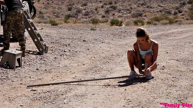 эмма хикс соблазняет отчима и получает глубокий кремпай