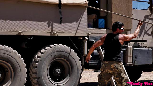 эмма хикс соблазняет отчима и получает глубокий кремпай