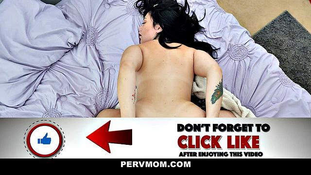 Shaving a MILF's Bush