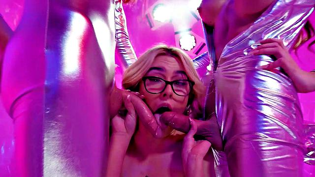 TRANSFIXED - PAWG Tommy King Gets Passionately Destroyed By Izzy Wilde After Foot Massage