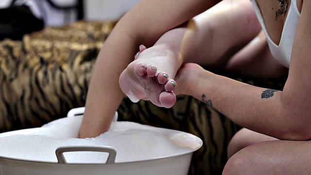 TRANSFIXED - PAWG Tommy King Gets Passionately Destroyed By Izzy Wilde After Foot Massage