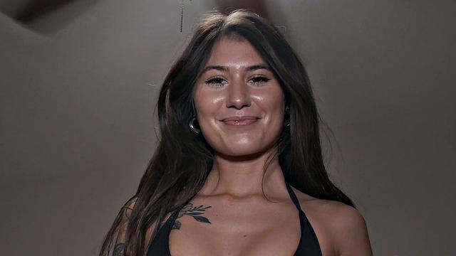 стройная брюнетка получает по-крупному