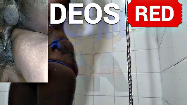 американская милфа трахается с черной подругой в душе