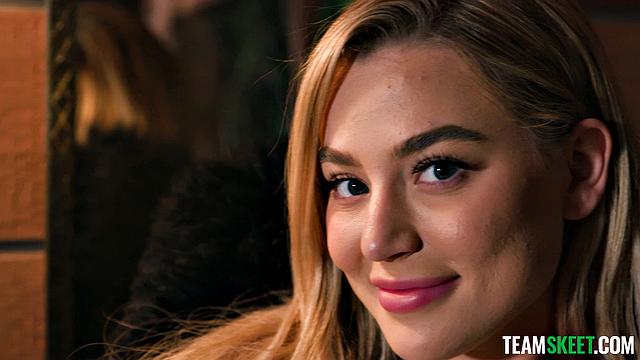 Блэйк Блоссом отрывается в лесной избушке с Винсом - романтика, природа, сперма на поленьях.