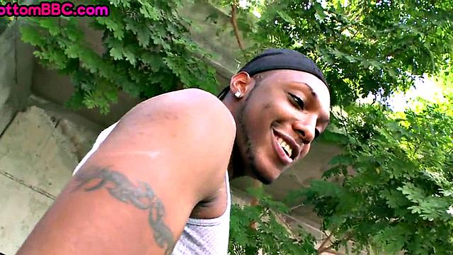 чёрный парень ловит жёсткий анал за деньги на улице