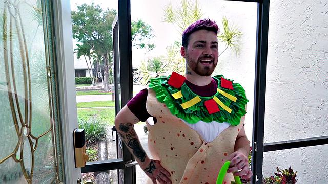 Hairy pussy cosplay babe gets pounded hard in living room