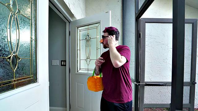 косплейная малышка с пушистой киской трахается по-настоящему жёстко на диване