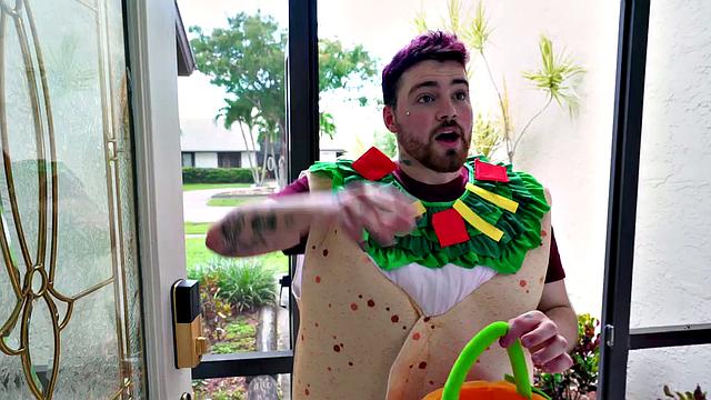 Hairy pussy cosplay babe gets pounded hard in living room