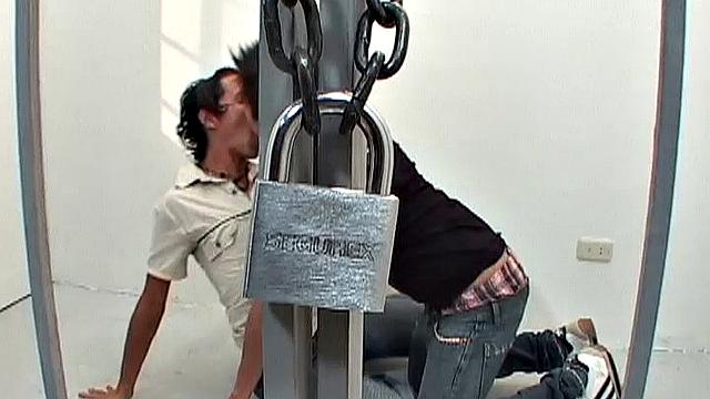 жаркий секс: франциско трахает леандро своим огромным членом